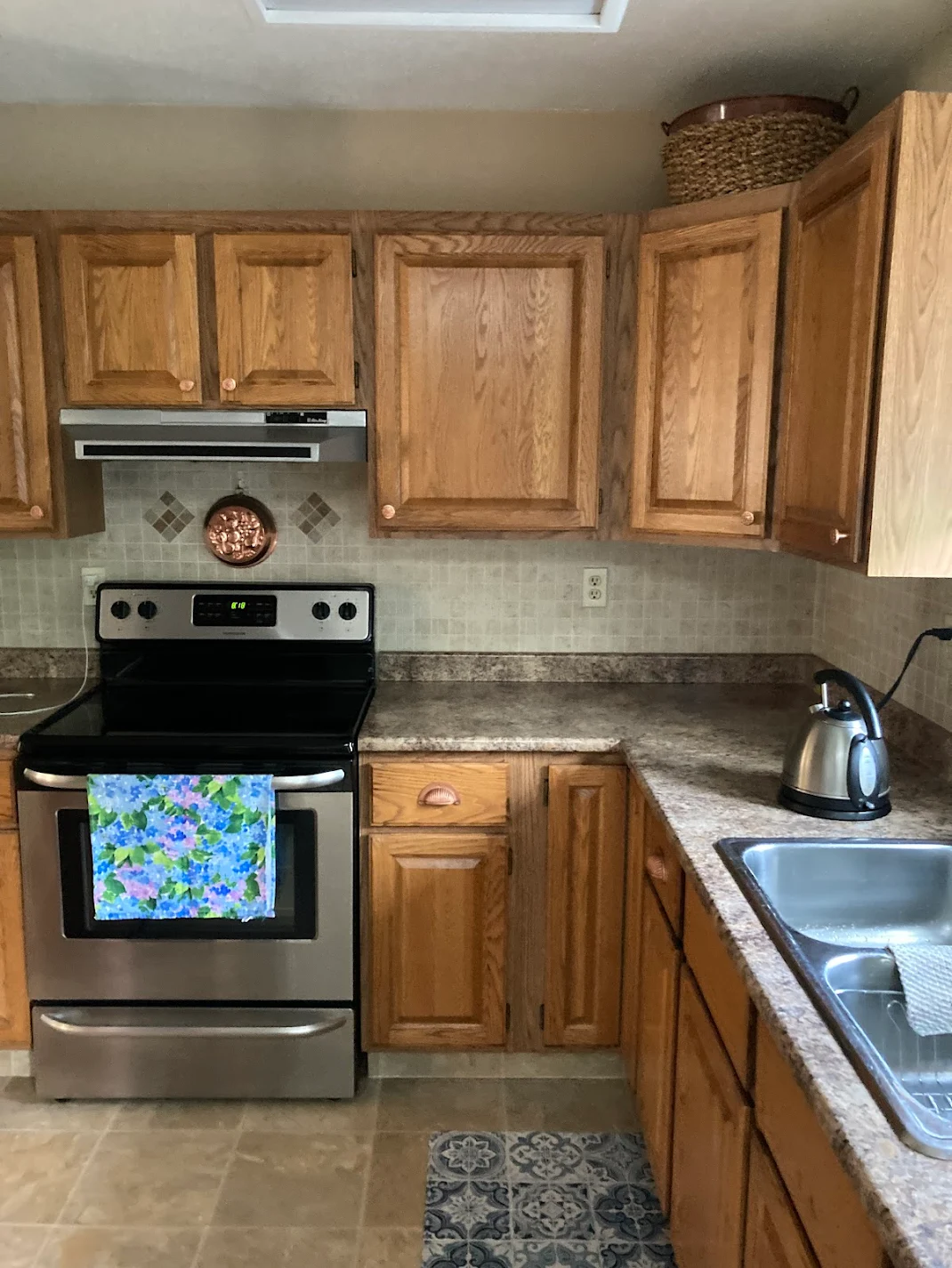 Linda's kitchen before refinishing